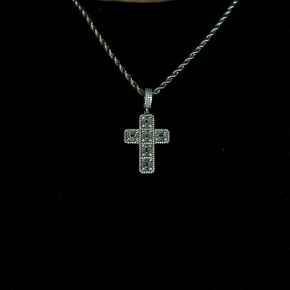 Pendentif croix diamant baguette