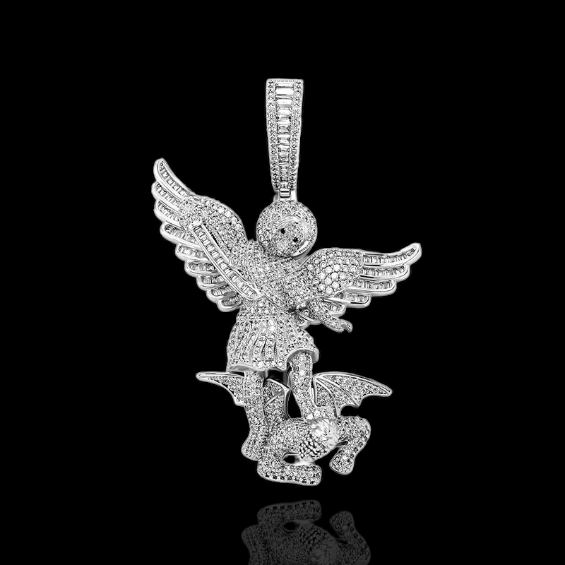Iced Out Archange bat le pendentif du Diable