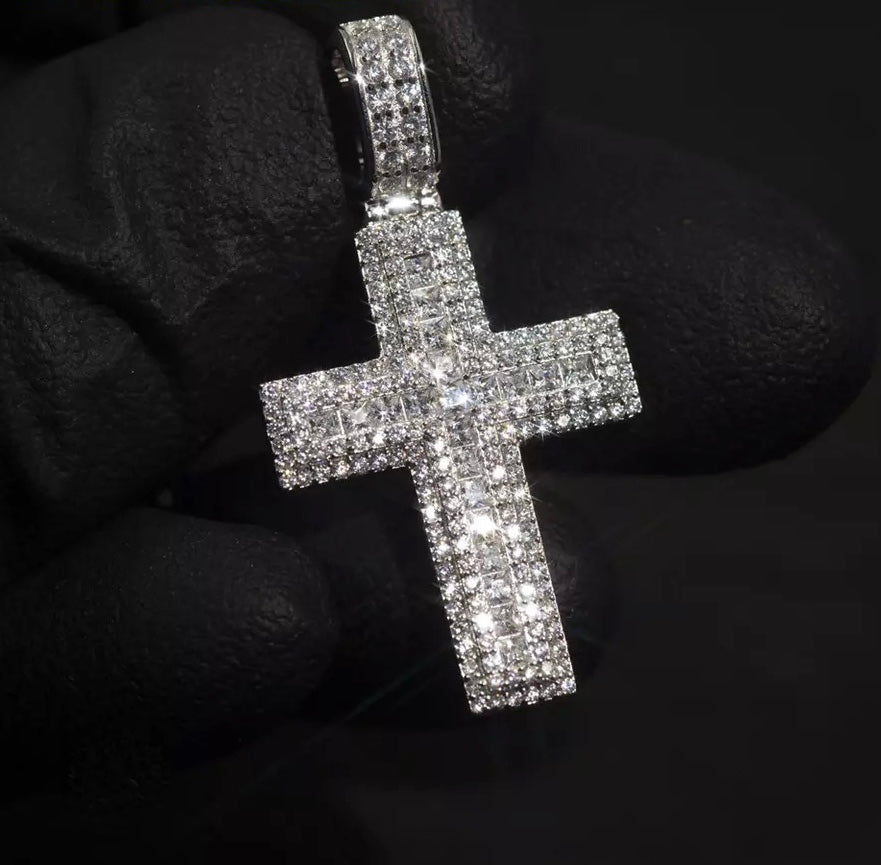 Pendentif croix avec diamants taille princesse
