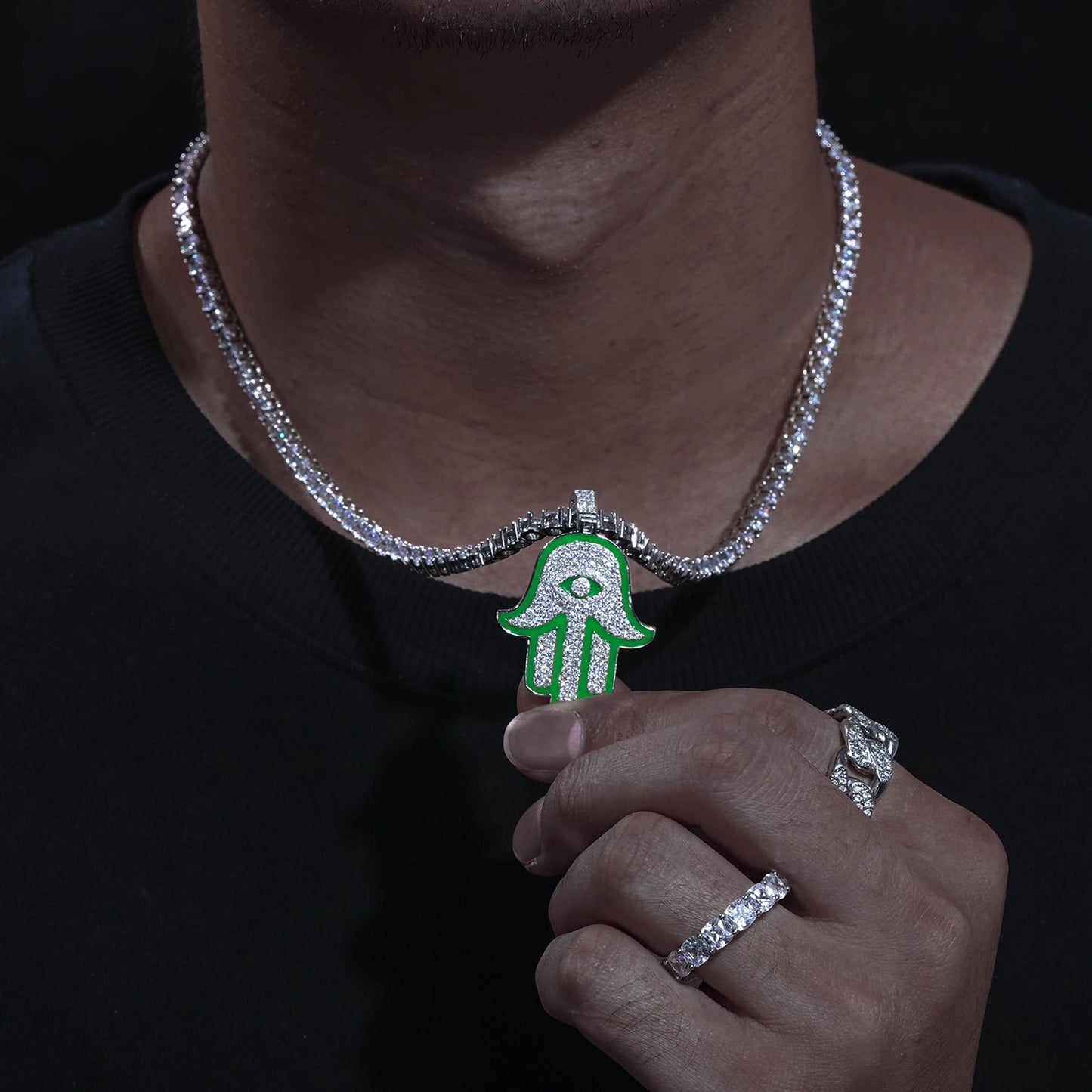 Main Hamsa en argent phosphorescent avec diamants Moissanite