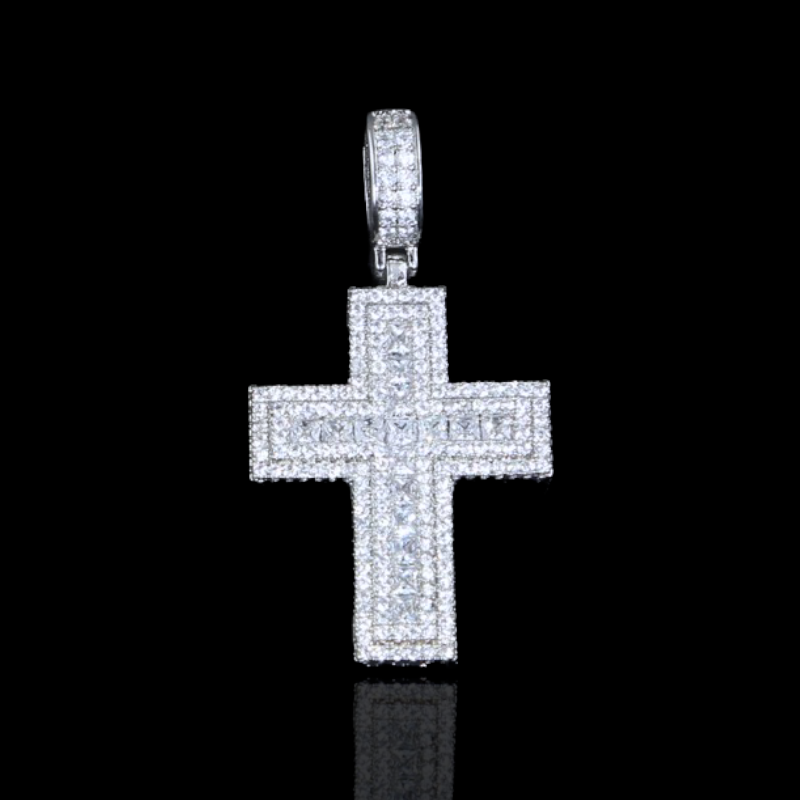 Pendentif croix avec diamants taille princesse